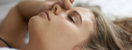 5 posiciones que pueden ayudarte a dormir mejor