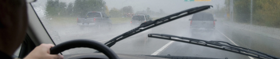 Consejos de seguridad para manejar bajo la lluvia