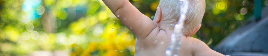 5 consejos para mantener seguros a los niños pequeños cuando juegan con agua en el hogar
